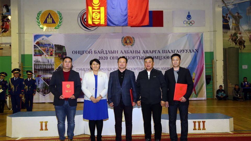 УОК-ын Шуурхай штабын дарга Б.Ууганбаярыг “Жуух бичиг”-аар шагналаа