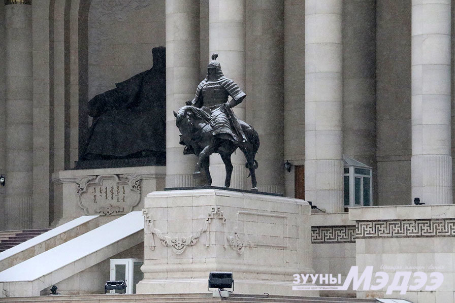 Төв талбайд Энэтхэгийн Таж Махалын мөсөн байгууламж барьж байна