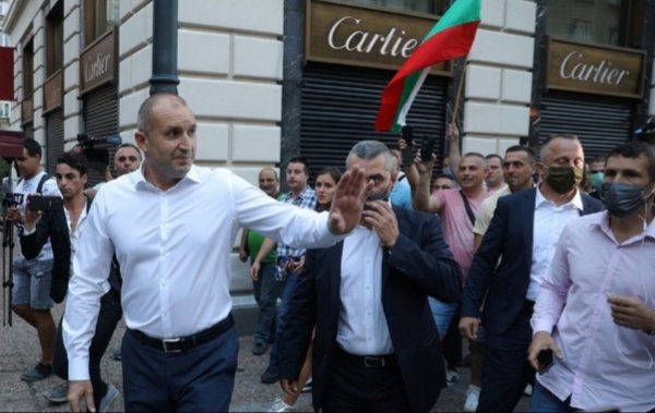 Болгарын Ерөнхийлөгч Засгийн газрын эсрэг хийж байгаа жагсаалыг дэмжив