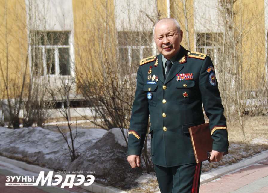 О.Энхбаяр: Хүндлүүлж, хүлээн зөвшөөрөгдөж байж цэргийн дарга болдог