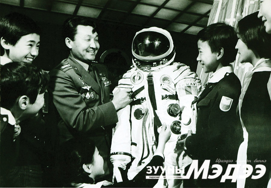 Фото: Монгол хүн сансарт ниссэн түүхэн үйл явдлыг дурсахуйд