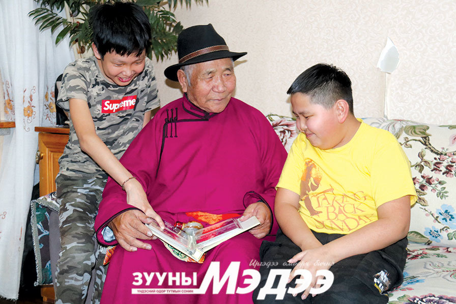 Бахархах түүх, бататгах гавьяатай эрхэм