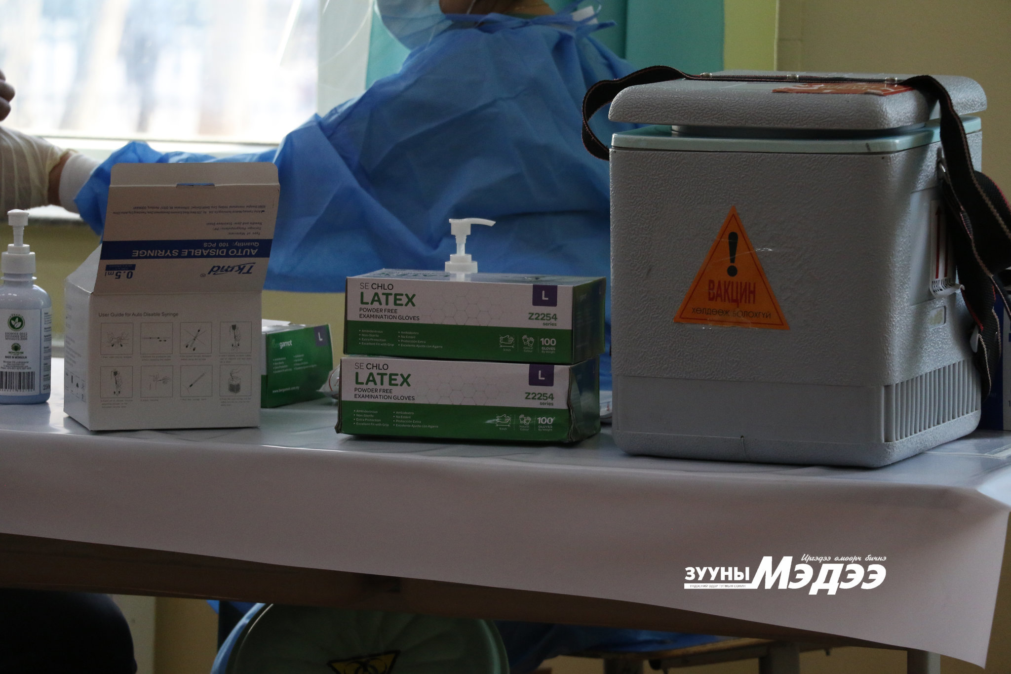 Вакцины давтан тунг эрүүл мэндийн салбарынханд хийж байна