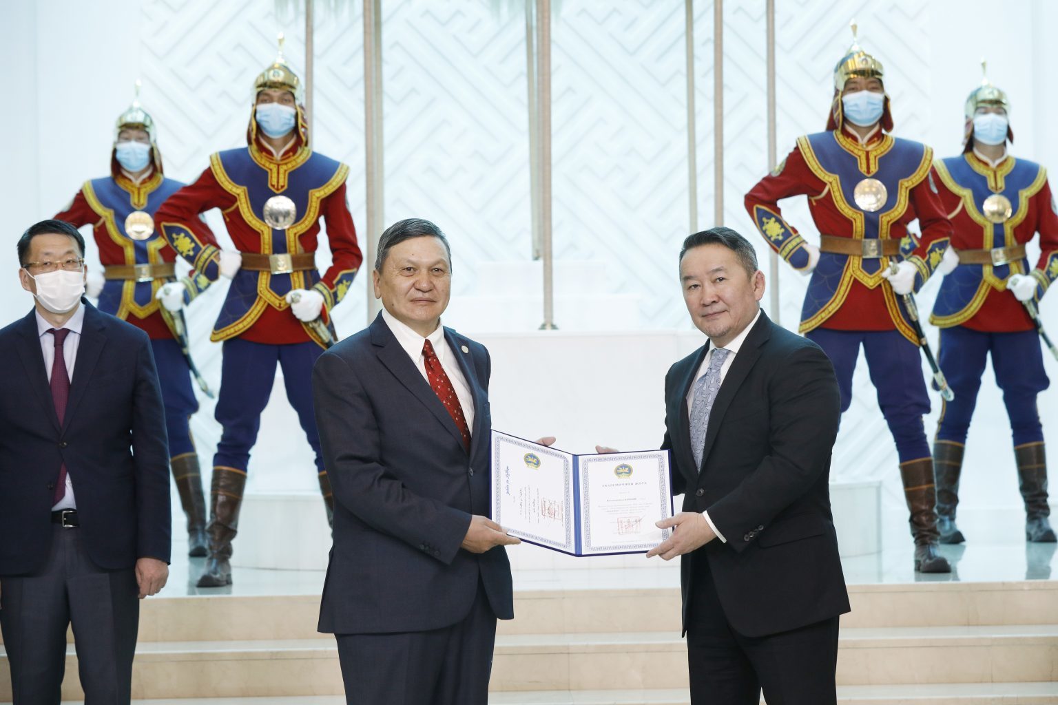 Ерөнхийлөгч Х.Баттулга эрдэмтдэд “Академич” хэргэм хүртээлээ