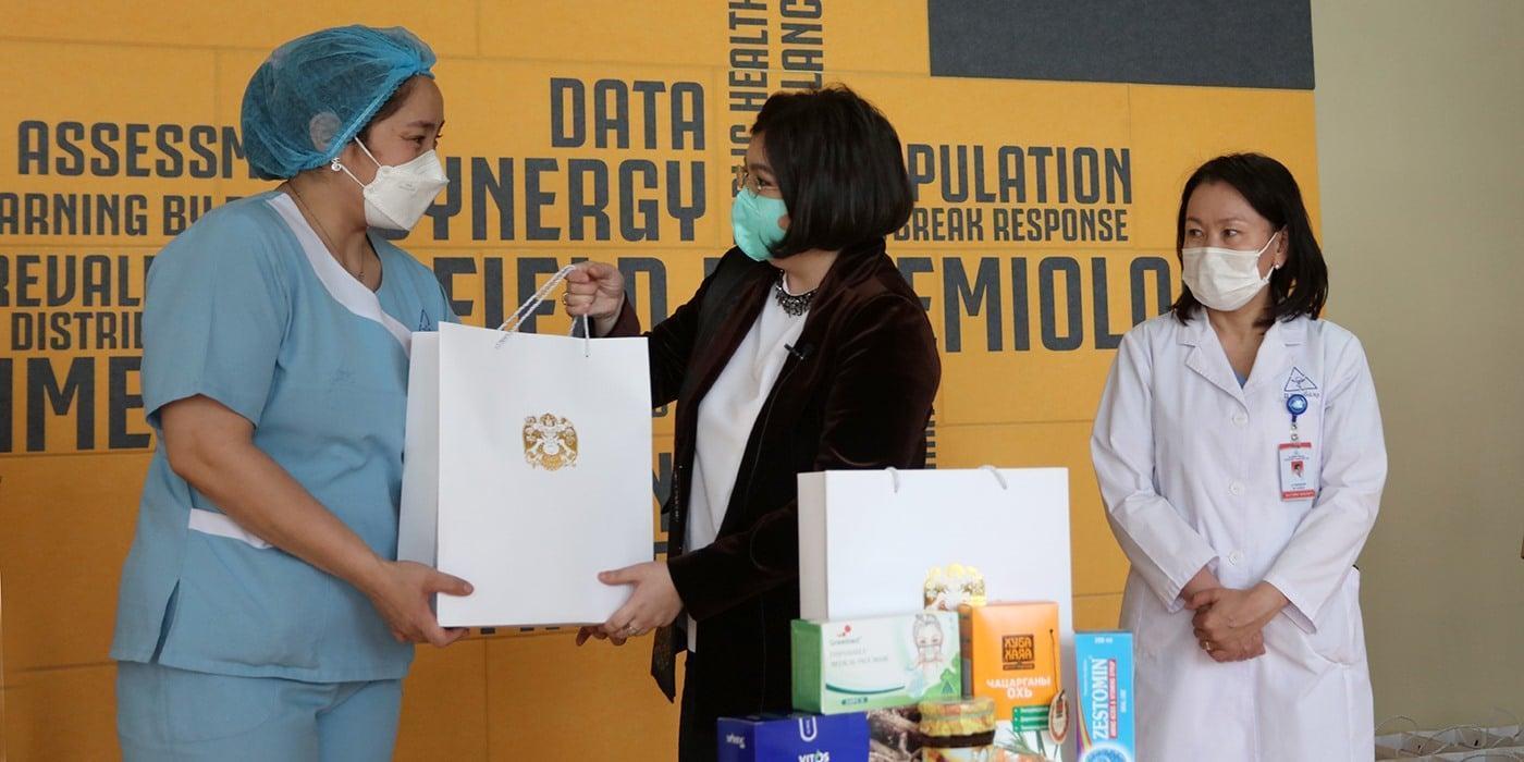 Хотын дарга эмнэлгийн ажилчдад дархлаа дэмжих багц хүргүүллээ
