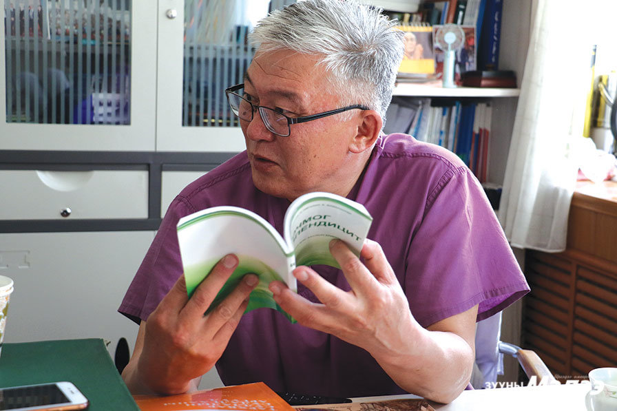 Ц.Ишдорж: Бусдын төлөө “хохирч” чаддаг бол эмч боллоо гэсэн үг