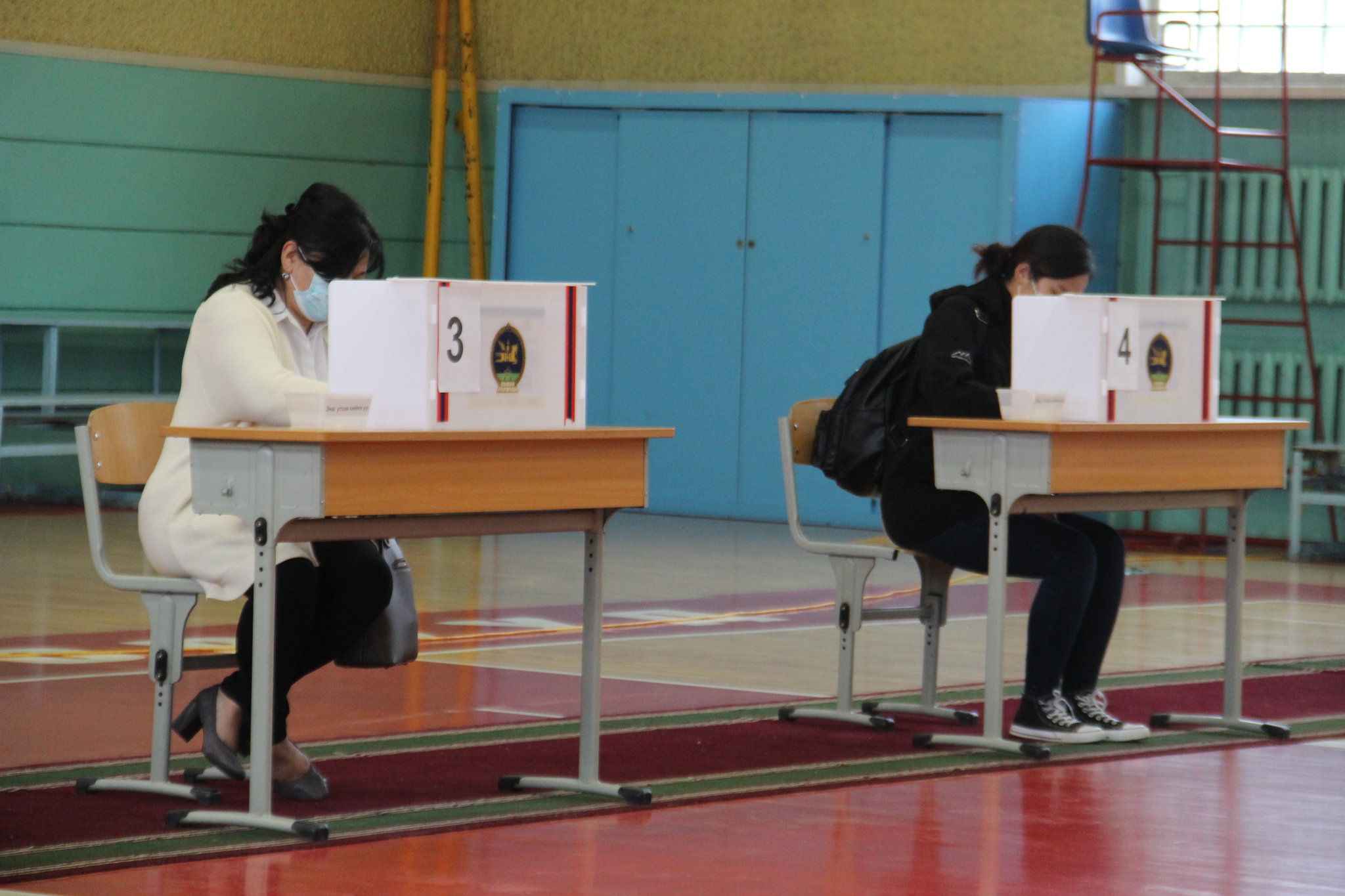 Амны хаалтан дээр нэр дэвшигчийн сурталчилгаа байрлуулахыг хориглоно