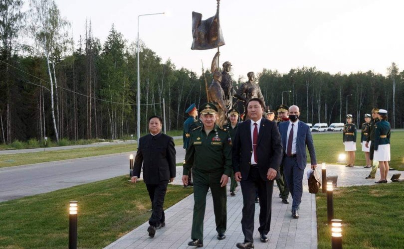 Батлан хамгаалахын сайд Г.Сайханбаяр ОХУ-д айлчилж байна