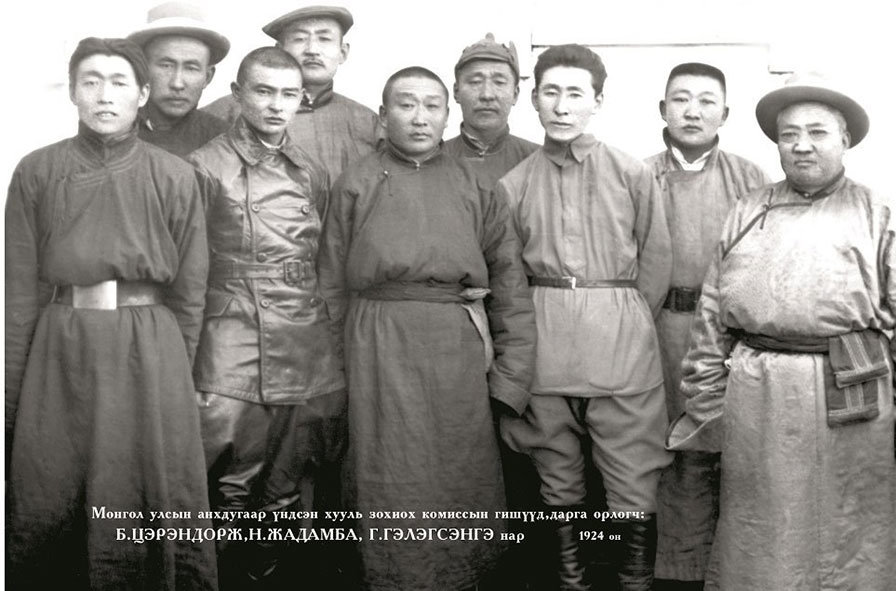 1924 он: Анхдугаар Үндсэн хуулиа батлав