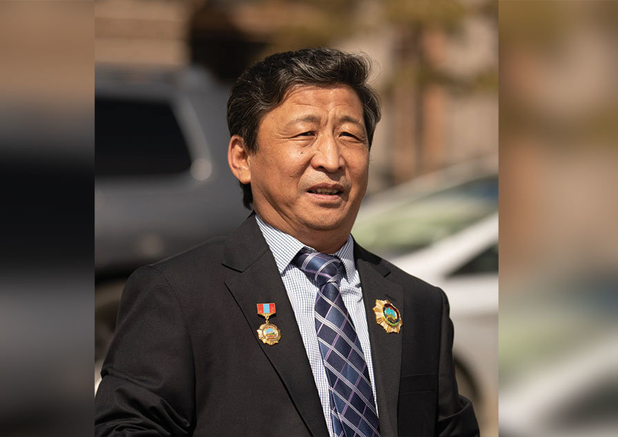 “Эрхүүг зорихдоо аав, нохой хоёртоо хоргодоод уйлж билээ”