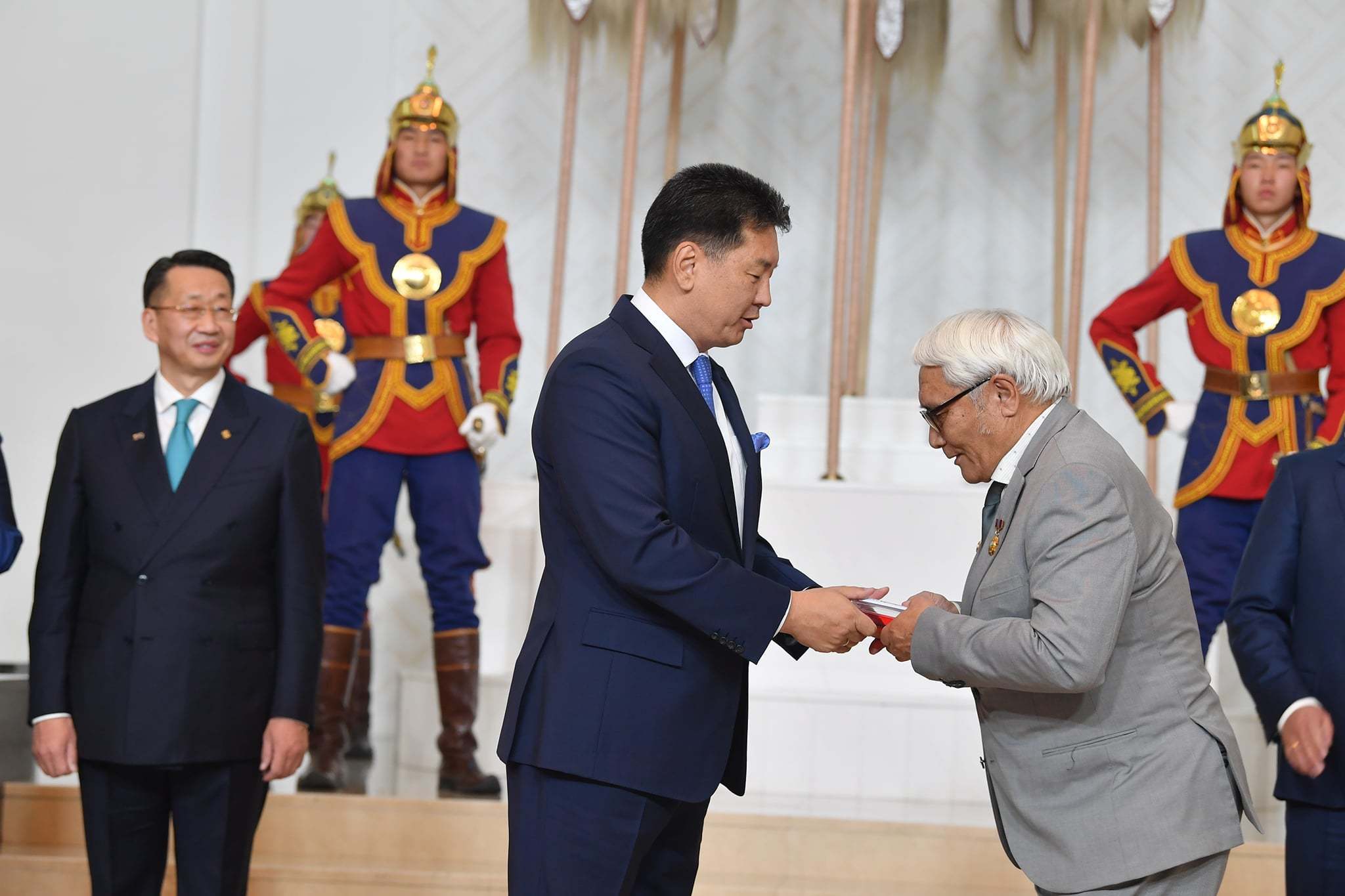 Боловсролын салбараас ардын багш гурав, гавьяат 17 төрлөө