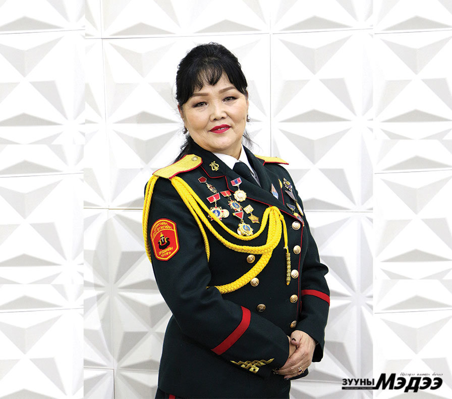 Тангараг өргөсөн мөрдэстэй бүжигчин