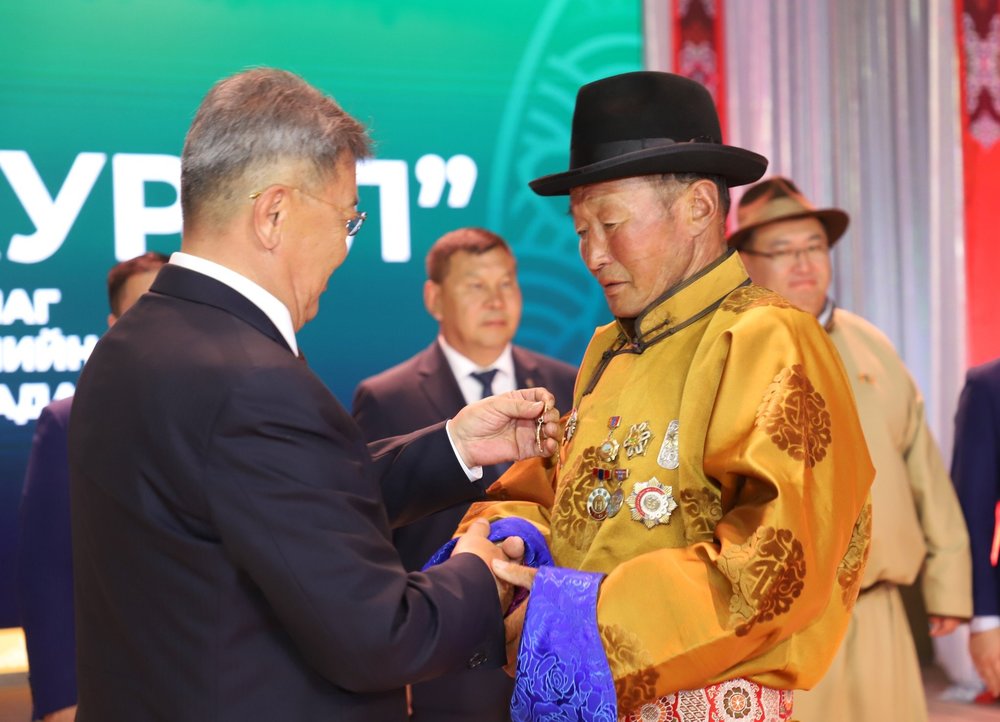 ФОТО: Төв сайхан нутгаас "Хөдөлмөрийн баатар"-ууд төрөв