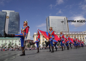 Алтан соёмбот Төрийн далбаагаа цэнгүүлэн мандуулж, цэргийн ёслолын жагсаал боллоо