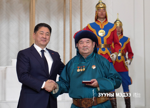Ардын багш Сэндэнжавын Дуламд Хөдөлмөрийн баатар цол хүртээлээ