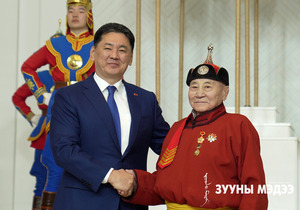 Сар шинийн баярыг тохиолдуулан Монгол Улсын Ерөнхийлөгч У.Хүрэлсүх төрийн дээд цол, одон, медаль гардууллаа