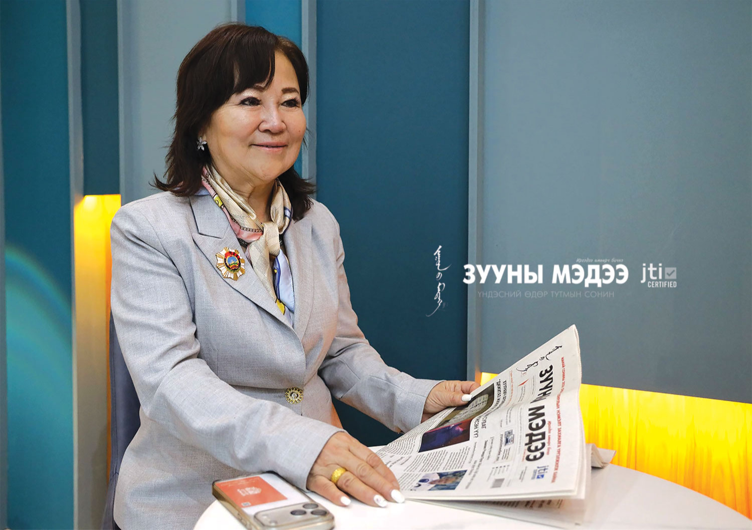 Амьдралын олон өнгөнөөс тодорч гэрэлтсэн эмэгтэй