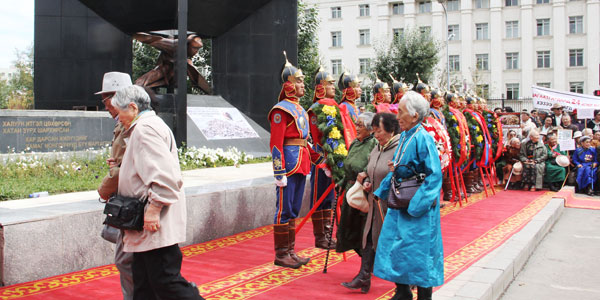 “Ард хүн хэнийг ч шүүмжлэх эрхтэй” гэж хэлснээс болоод...