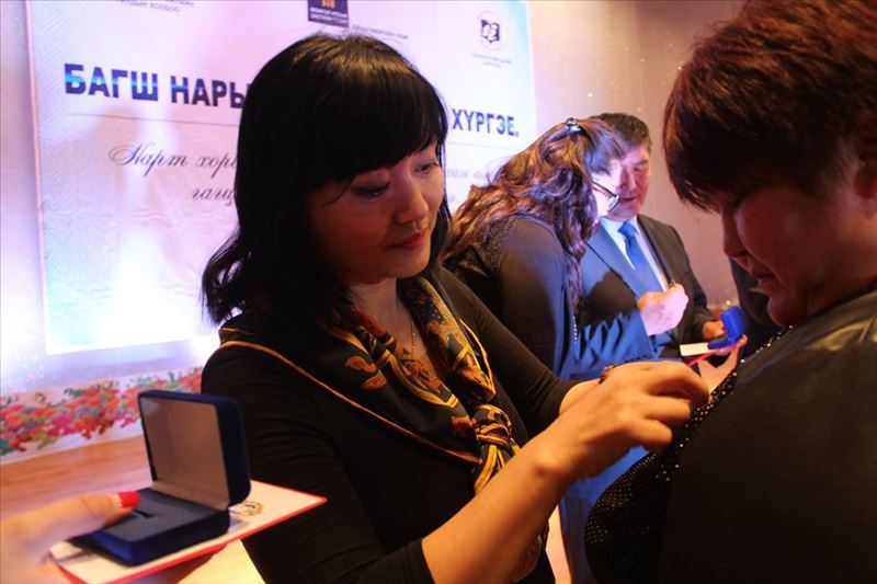 Хөдөлмөрийн сайд багш нарт мэндчилгээ дэвшүүлж, шагнал гардууллаа