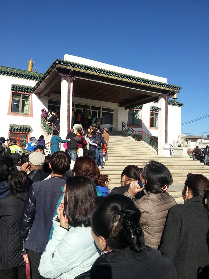 Амьд шүтээнд мөргөх дараалал өглөөний зургаан цагаас эхэлжээ