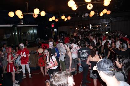 “Halloween” нь  “ All Hallows Even” гэсэн үгнээс гаралтай, бүгд тэгш тэнцүү тахиж шүтэх ёслол гэсэн утгатай