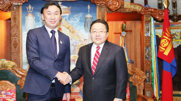 Даши Намдаков төрийн соёрхол хүртлээ