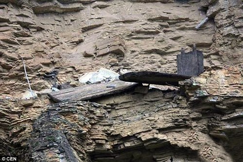 Хадны орой руу авсыг өргөж тогтоосон нь оньсого хэвээр...