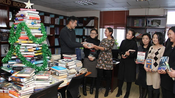 Оюутан Б.Номондалай 1000 ширхэг ном хандивлав