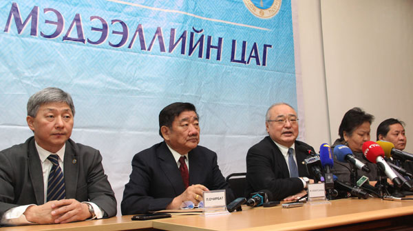 Ж.Амарсанаа: Гүүрний цаанаас “Хурлаа хойшлуулчих” гээд яриад байна