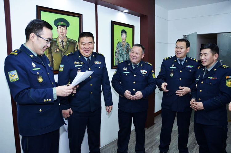 Хилчдийг соён гэгээрүүлэгчид номын дуу сонслоо