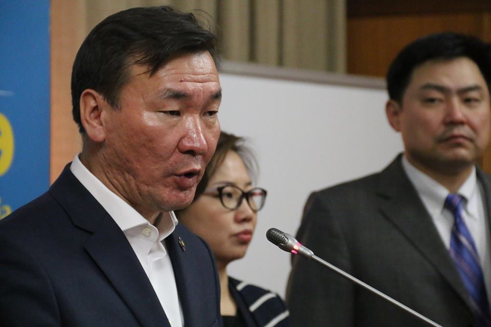 ХҮН ээлжит бус чуулганыг эсэргүүцсэн