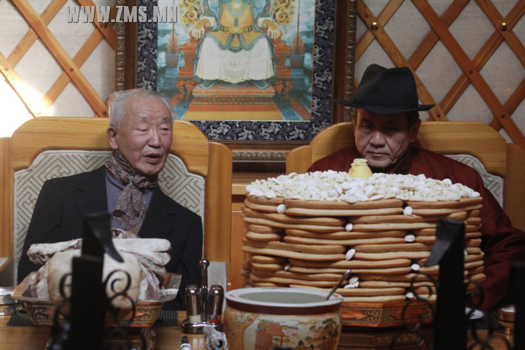 МАХН-ын дарга Н.Энхбаяр ахмадуудаа хүлээн авч сар шинийн золголт хийлээ