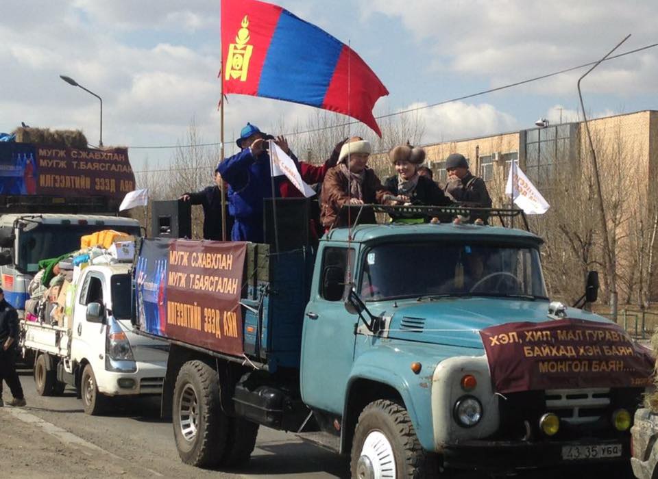 Тусламжийн өвс, тэжээлийг Увсын дарга нар малчдадаа зарж байна