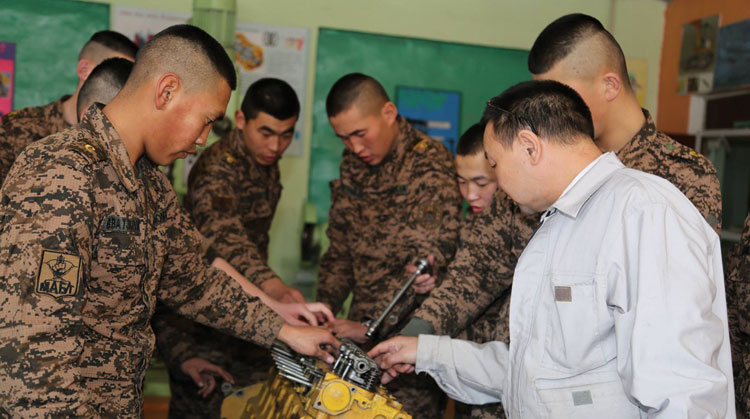 Төмөр зам барих цэргүүд онц сурч байна