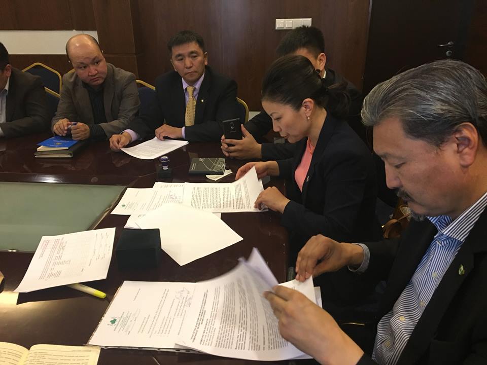 Ногоон намын О.Бум-Ялагч хадагтайгаа, тамгатайгаа Г.Уянгад “барааалхжээ”