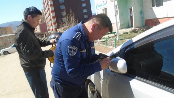 Хулгайчаас болгоомжлон улсын дугаарыг толин дээр бичиж байна