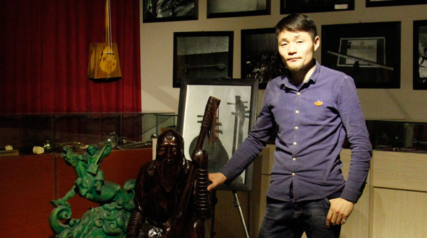 Хувьдаа музейтэй хуурч залуу хүүхдүүдэд хичээл заана