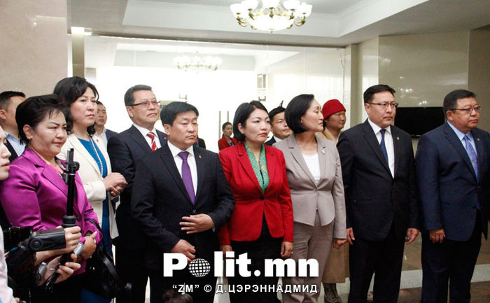 УИХ-ын гишүүний түр үнэмлэхийг гардуулав