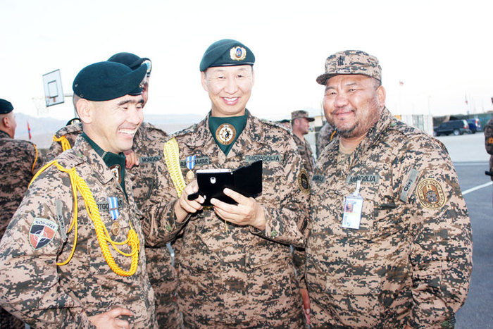 Тэд Афганистаны тэнгэр дор алтан соёмбот далбаагаа мандуулж байна