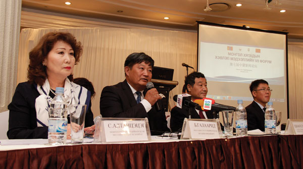 Урд хөршийн сэтгүүлчид их хааны нутагт зочилно