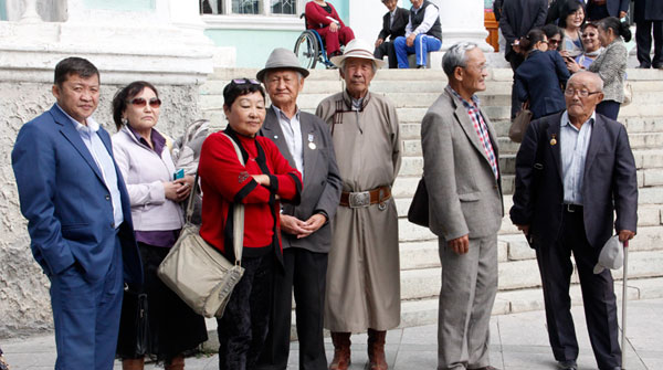 АН-ынхан энд тэндгүй бужигнав