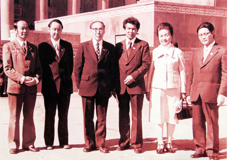 Монголын уран зохиолын нэвтэрхий толь буюу Дожоогийн Цэдэв