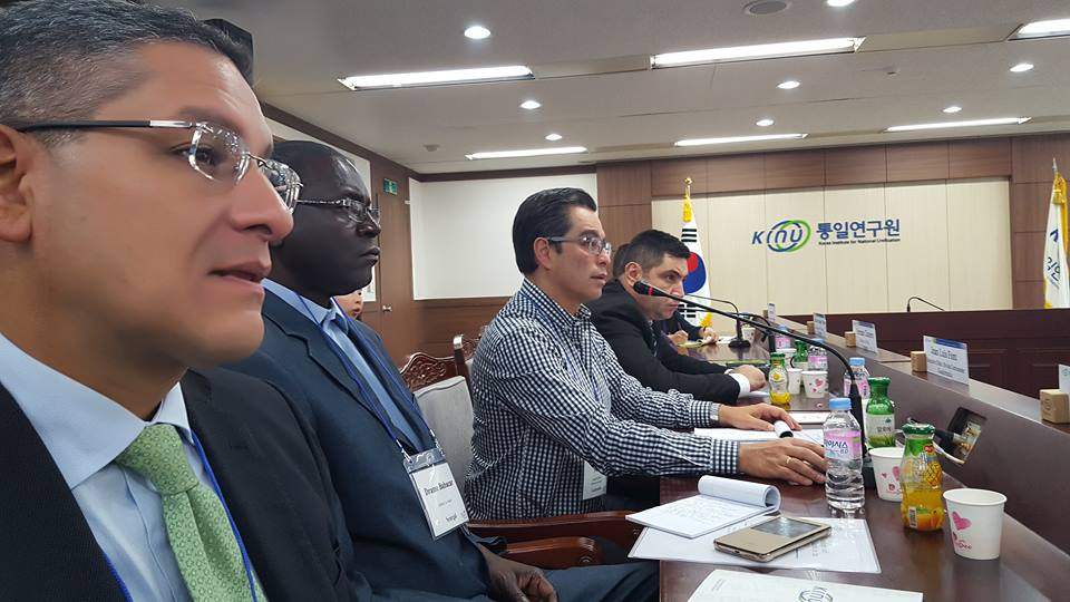 Үүдээ нээж, сэтгэлээ дэлгэсэн найрсаг айл