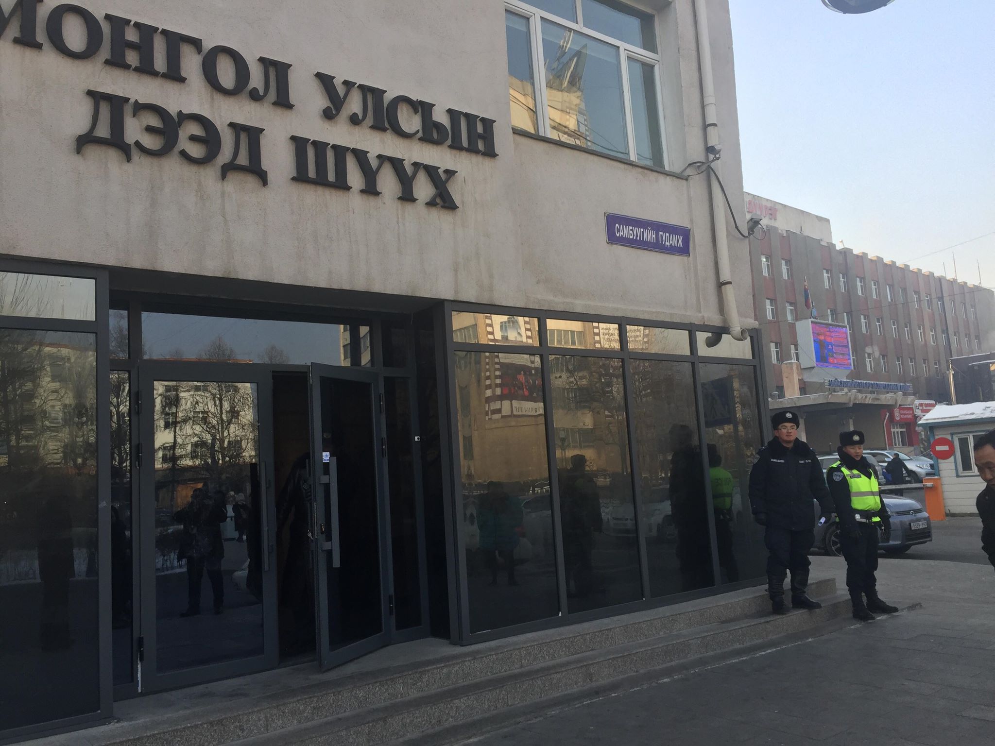 Ц.Оюунбаатар: О. Баасанхүү нар  цагаан цаасан дээр хэдэн хүний нэр биччихээд Дээд шүүхэд хандаж болохгүй