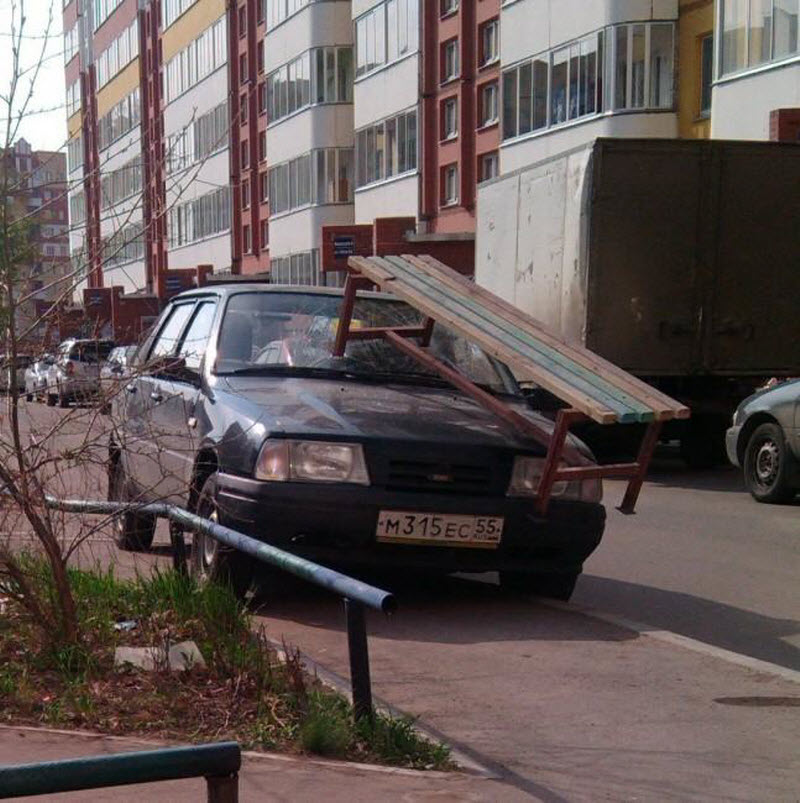 Фото: Машинаа буруу газар байрлуулбал…