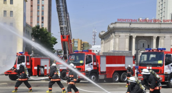 Угаалгын машинд гацсан хүүхдийг аварчээ