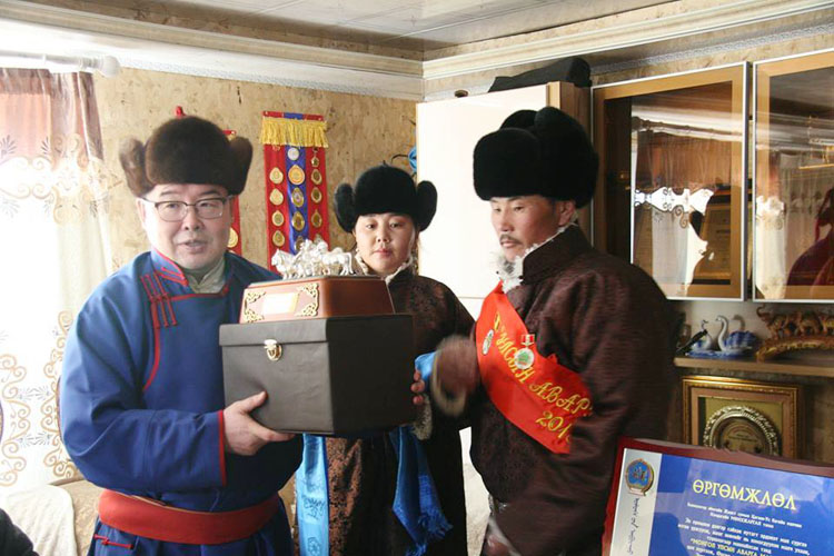 Улсын аварга, ахмад малчин Д.Равдан:  Малын тоос нь ч тос болдог