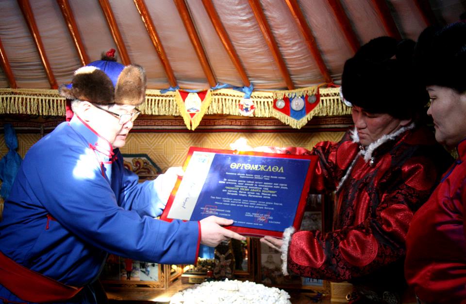 Баянхонгор аймгаас төрсөн Улсын аваргуудын шагналыг гардууллаа