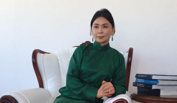 АШУҮИС-ийн захирал Г.Батбаатарт доромжлуулаад байгаа Ж.Цолмон гэгч хэн бэ?