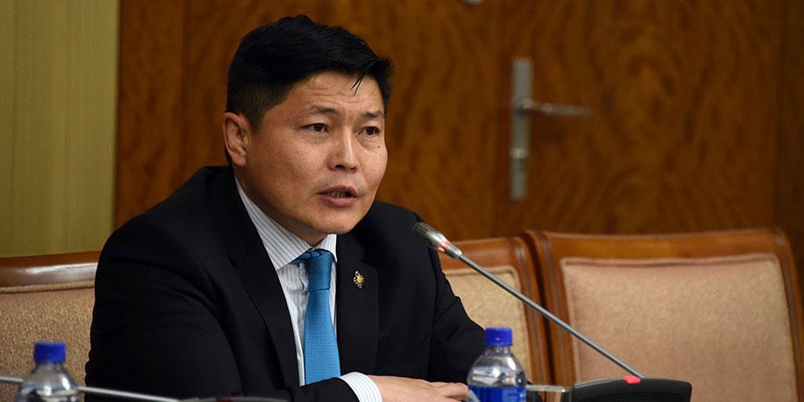 Нум нуугдаад л үлддэг юм шүү, Нямбаатар аа